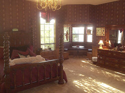 http://www.cupidscountrycastle.com/images/kingqueenchamberbed_small.jpg